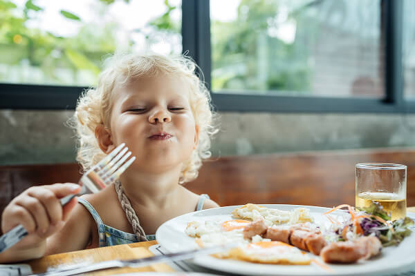 enfant qui mange